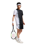 AUF DEM LAUFENDEN SPIELFELD KURZ 1 SCHWARZER/WEISSER MANN